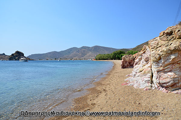 Παραλία στην Πέτρα με κόκκινα βράχια