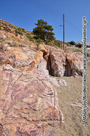 Πάτμος - Παραλία στην Πέτρα με κόκκινα βράχια